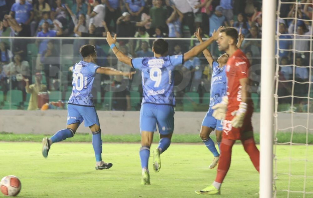 Los jugadores de Blooming festejan el primer gol ante Bolívar. Foto: Ricardo Montero