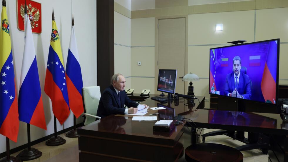 El presidente Vladimir Putin habla por videoconferencia desde su despacho con Nicolás Maduro en la residencia oficial de Novo-Ogaryovo, el 14 de marzo de 2025 a la afueras de Moscú