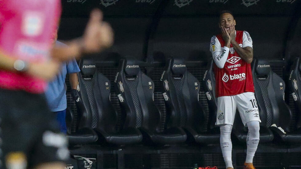 El atacante brasileño Neymar se lamenta en el banco del estadio Neo Química Arena de Sao Paulo, el 9 de marzo de 2025, durante la semifinal del Campeonato Paulista entre el Corinthians y el Santos.