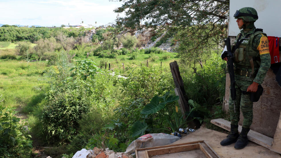 Un soldado mexicano monta guardia en la zona donde una asociación de madres localizó un crematorio clandestino con restos humanos, el 15 de octubre de 2023 en un paraje de Tlaquepaque (Jalisco), en el centro de México