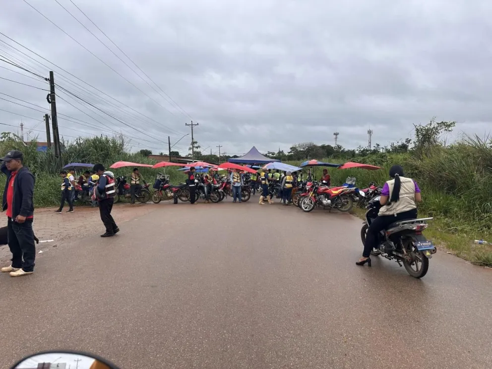 Ayer, en Cobija, varios sectores salieron a bloquear diferentes rutas, en protesta por el alza de precios en los mercados. Foto: Unitel