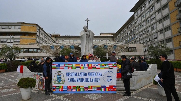 Fieles latinoamericanos rezan por el Papa Francisco en la plaza del Hospital Gemelli. (AFP) 