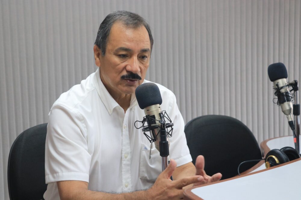 El rector Vicente Cuéllar en entrevista con EL DEBER Radio, habló de la encuesta de la oposición