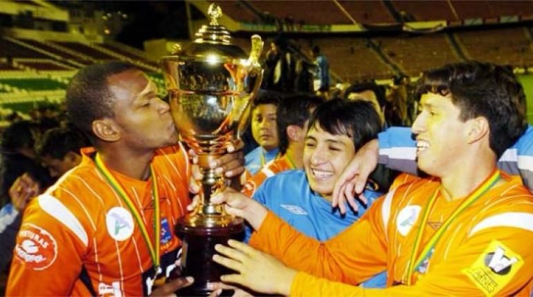 Los jugadores de Blooming festejan el título del 2009 en el Siles