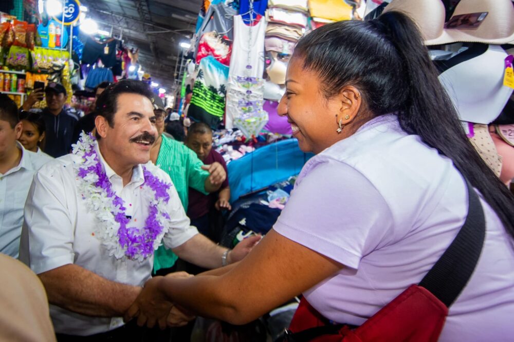 Manfred recorrió algunos mercados cruceños durante su campaña electoral. Foto: Facebook/Manfred