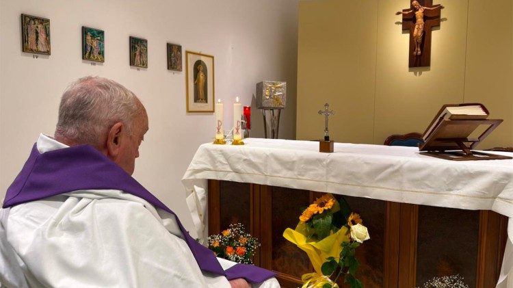 El Papa en la capilla privada del décimo piso del Policlínico Gemelli 