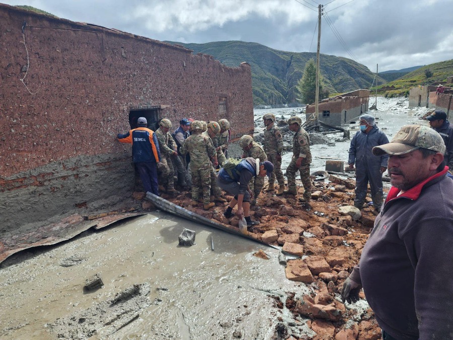 Comando Conjunto rescata a pobladores de más de 40 viviendas afectadas por una mazamorra en Llallagua