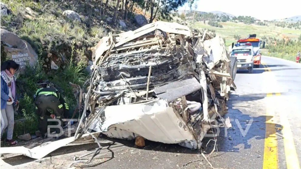 Uno de los vehículos involucrados en el accidente de tránsito en San Isidro, Sacaba./ BTV