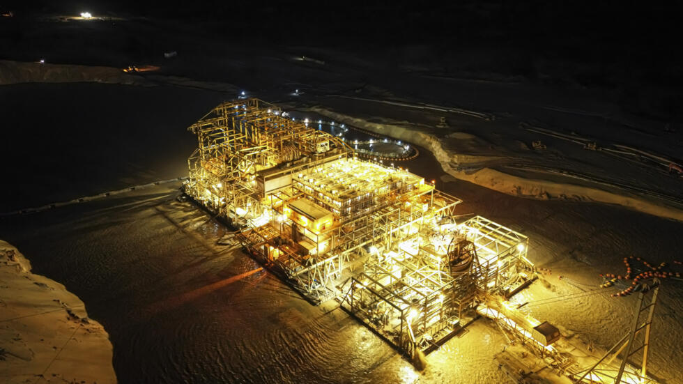 Vista aérea de la planta flotante e instalaciones de Eramet Grande Côte (EGC), filial del grupo minero francés Eramet, que explota en una concesión la arena mineralizada del desierto de Lompoul, en el norte de Senegal, el 11 de febrero de 2025