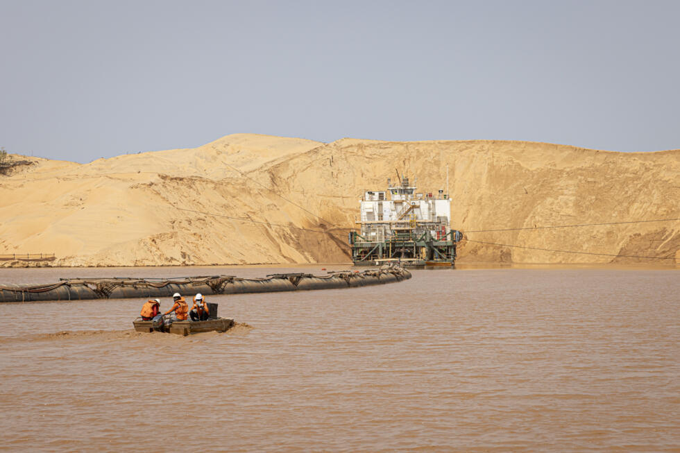 Vista de la dragadora minera más grande del mundo utilizada por Eramet Grande Côte (EGC), filial del grupo minero francés Eramet, que explota en una concesión la arena mineralizada de las dunas del desierto de Lompoul, en el norte de Senegal, el 11 de febrero de 2025