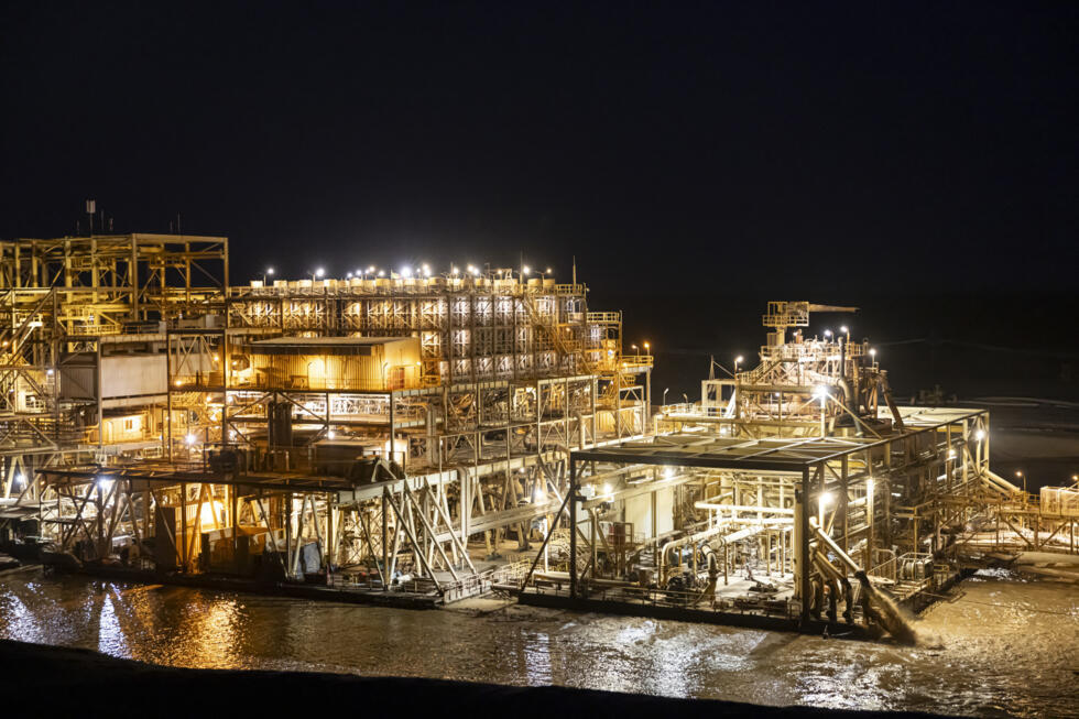 Vista aérea de la planta flotante conectada a la "dragadora minera más grande del mundo" de Eramet Grande Côte (EGC), filial en Senegal del grupo minero francés Eramet, que explota en una concesión la arena mineralizada del desierto de Lompoul, en el norte de Senegal, el 11 de febrero de 2025