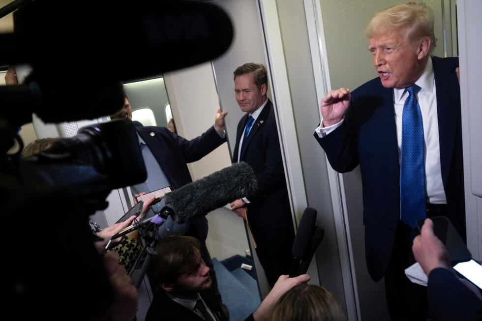 El presidente de EEUU, Donald Trump, habla con los periodistas a bordo de su avión oficial, el Air Force One, durante un vuelo de Florida a Washington, el 16 de marzo de 2025