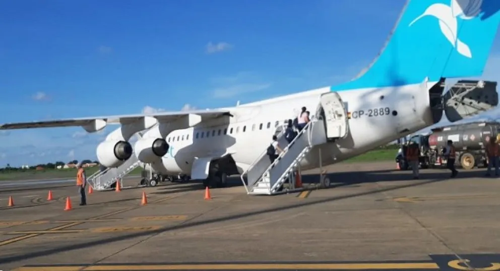 Varias personas abordan un avión en una pista aérea boliviana. FOTO: Mirna Echave