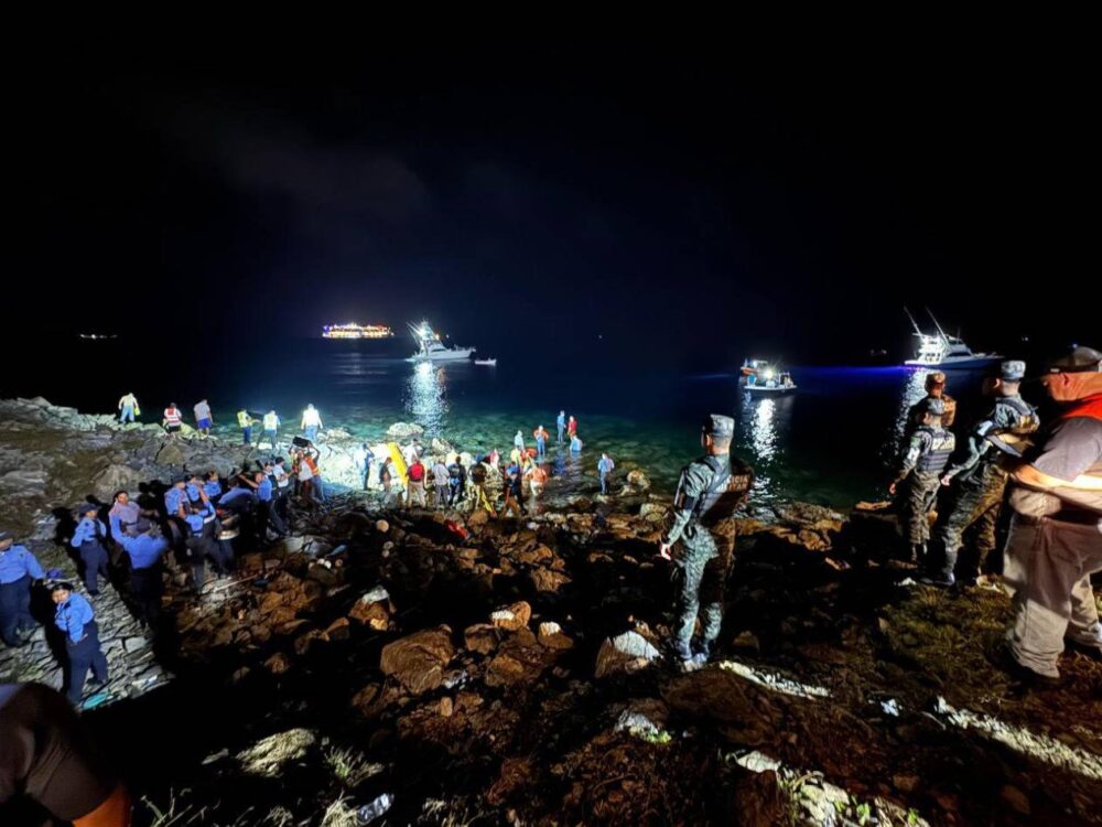 Avión con pasajeros cae al mar tras despegar en Roatán, Honduras