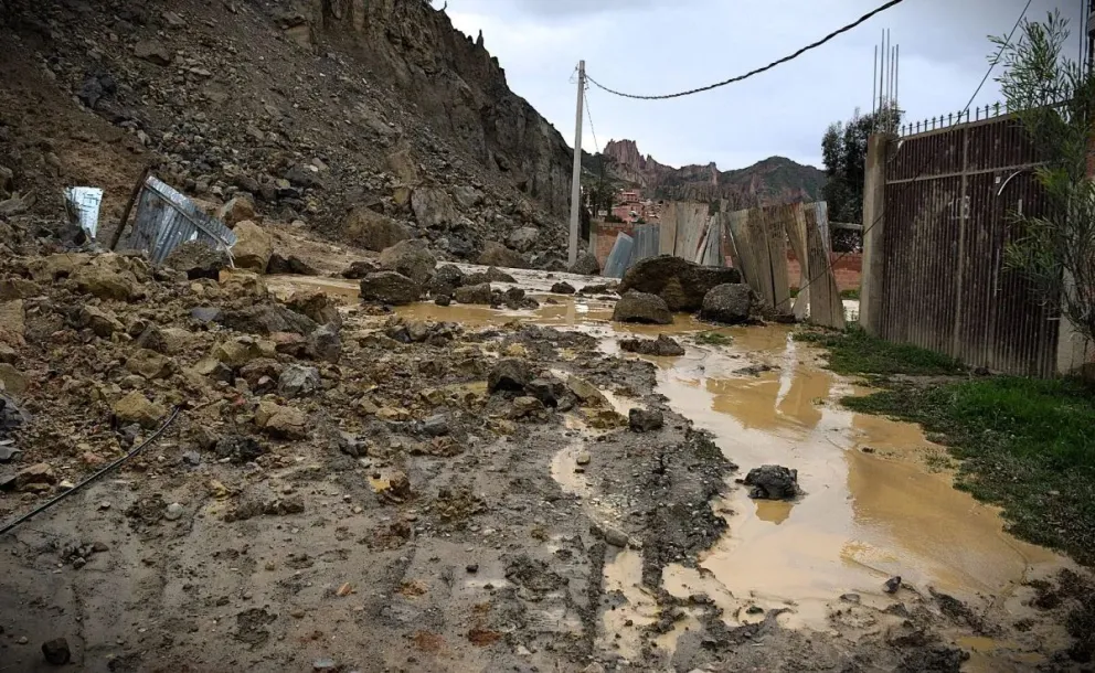 En la parte alta el agua continúa estancada y las piedras aún caen en el deslizamiento de Codavisa. Foto: Leny Chuquimia / Visión 360