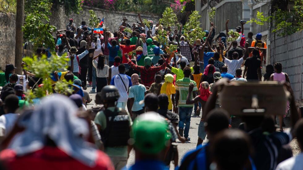 Unos desplazados por la violencia de las pandillas protestan en Puerto Príncipe el 1 de marzo de 2025