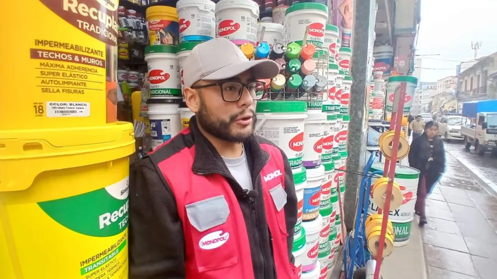 Marcos Eduardo Araoz, comerciante de pinturas en la calle Illampu. Foto: Carlos Quisbert