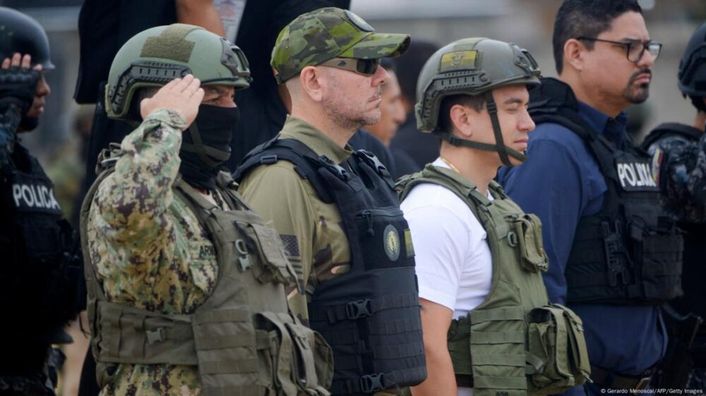 Daniel Nobia, con casco y chaleco de protección militar, junto a tropas, durante una operación antidrogas en Ecuador, en 2024.