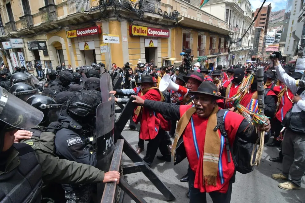 Los manifestantes en uno de los accesos a plaza Murillo. Foto: APG 