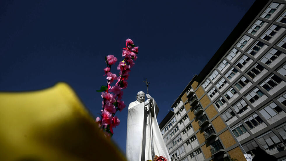 La estatua del papa Juan Pablo II en el exterior del hospital Gemelli, en Roma, donde permanece ingresado el pontífice Francisco, en una imagen del 19 de marzo de 2025