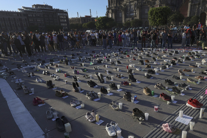 Los zapatos de las víctimas, una imagen del horror del Rancho Izaguirre. Foto: AFP.