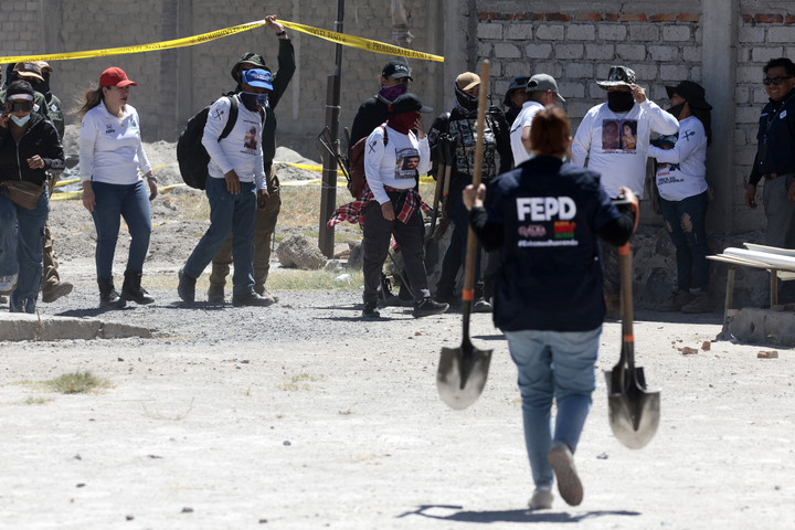 Miembros del grupo "Guerreros Buscadores", en el campo de exterminio. Foto: AFP