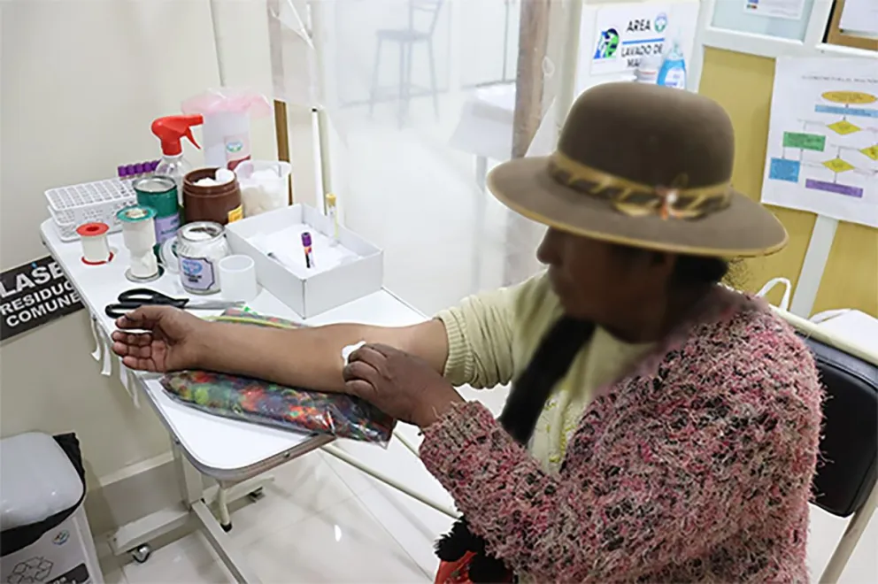 Pobladora del altiplano se realiza un análisis para medir el daño por mercurio. FOTO: Cenda