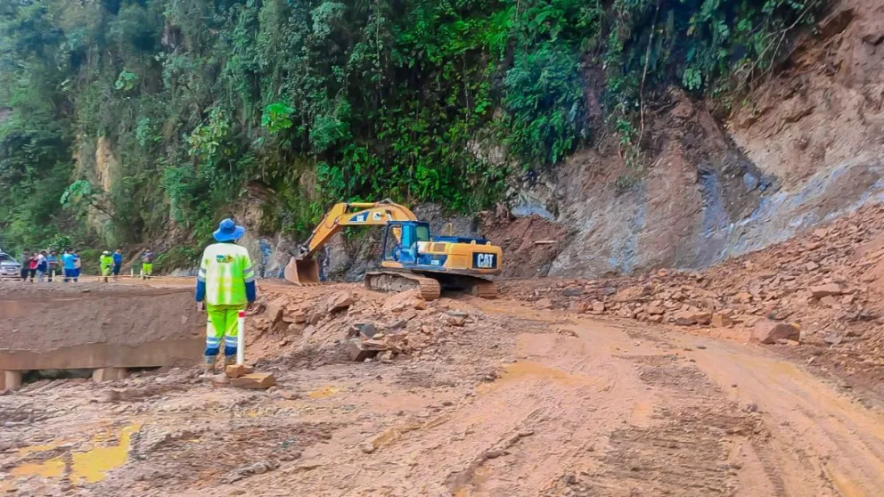 Trabajos de la ABC que permitieron restablecer la transitabilidad en la ruta Caranavi- Alto Beni, sector Abra de las Brujas. Foto. ABC 