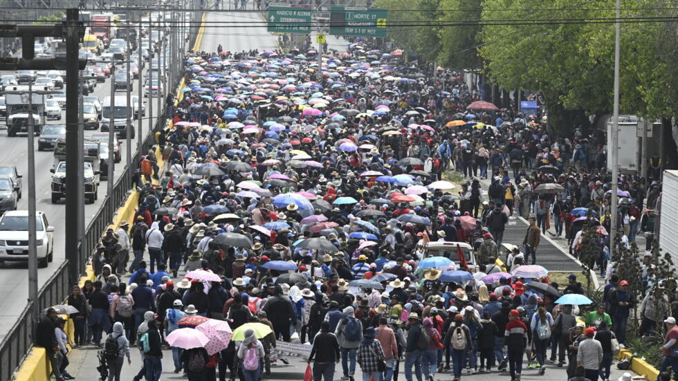 Maestros de educación básica bloquean dos puertas del Aeropuerto Internacional de la Ciudad de México el 29 de marzo de 2025 durante una protesta