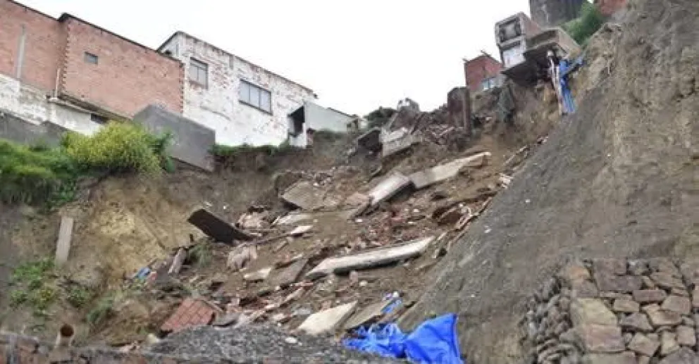 El deslizamiento que afectó al cementerio ilegal. FOTO: ABI