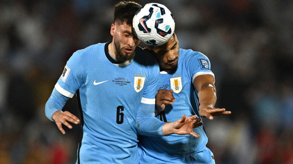 Uruguay retrocede en el premundial. En la foto, los jugadores uruguayos #06 Rodrigo Bentancur y el defensor #04 Ronald Araujo en duelo ante Argentina, en Montevideo, el 21 de marzo de 2025