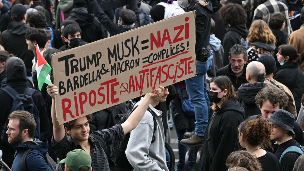 Manifestantes protestan en la plaza de la Bastilla de París el 22 de marzo de 2025, en el marco del día internacional contra el racismo y el fascismo.