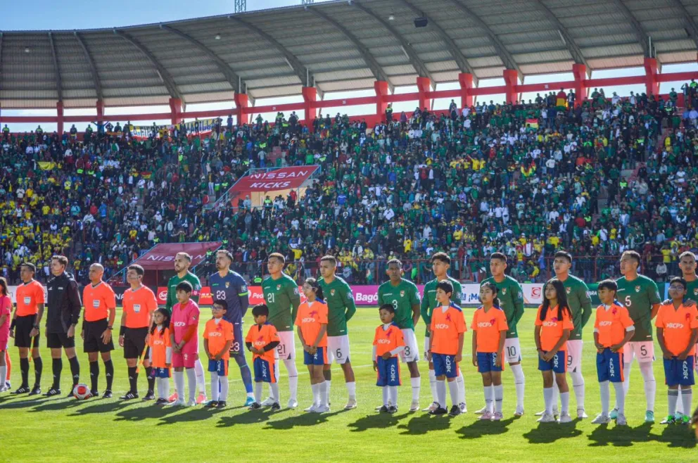 Las tribunas del estadio de El Alto abarrotadas de gente en el partido con Colombia.