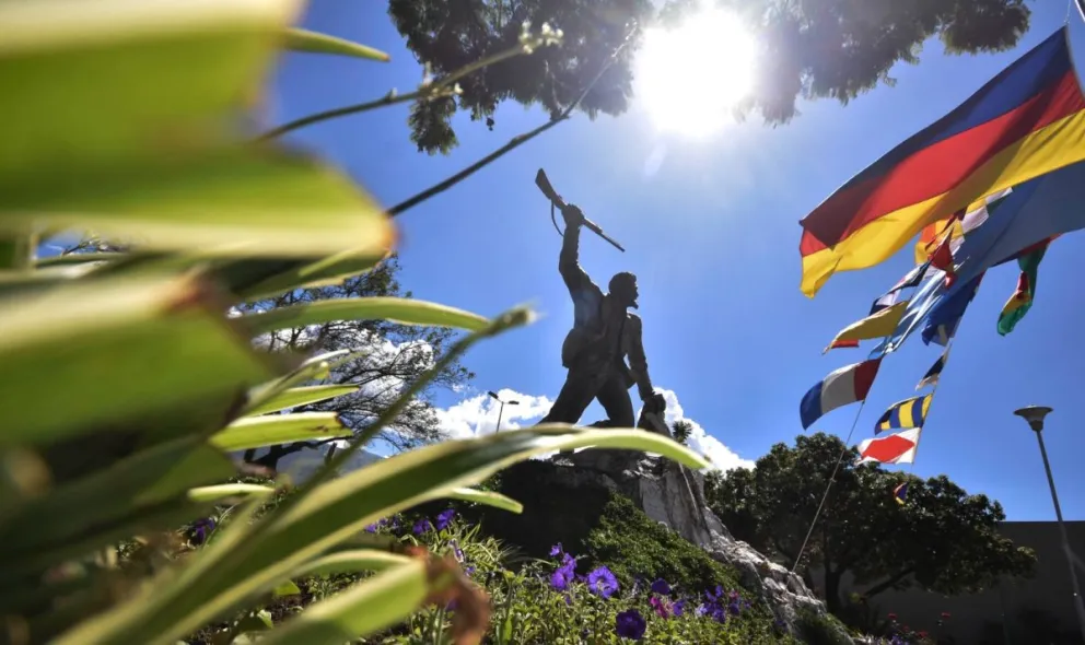 El monumento a Eduardo Abaora en la plaza que lleva su nombre, durante los actos por el mar, este 23 de marzo: Foto: APG