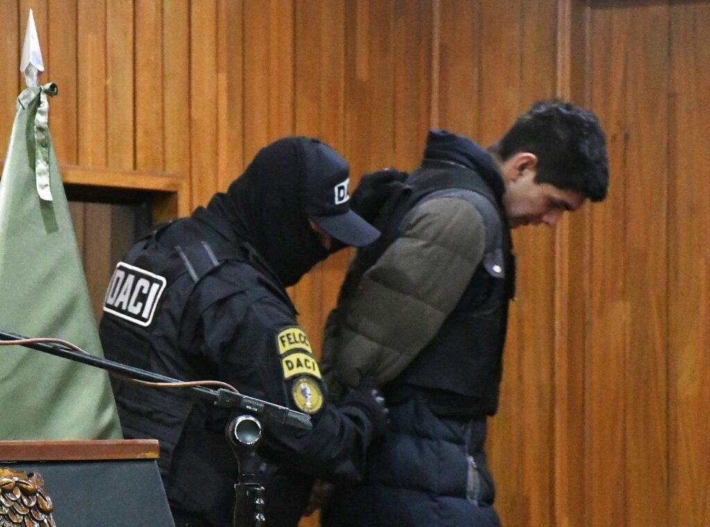 El sindicado que se disfrazó como Joker ingresó cojeando a su presentación ante los medios. / Foto: Min. Gobierno.