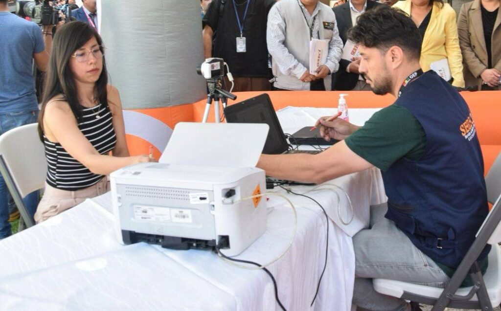 Una joven se empadrona para las elecciones presidenciales. / Foto: TSE.