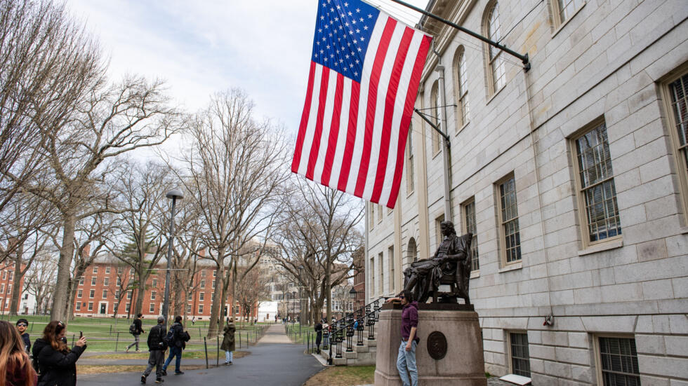 Personas en el campus de Harvard, en Cambridge, el 15 de abril de 2025