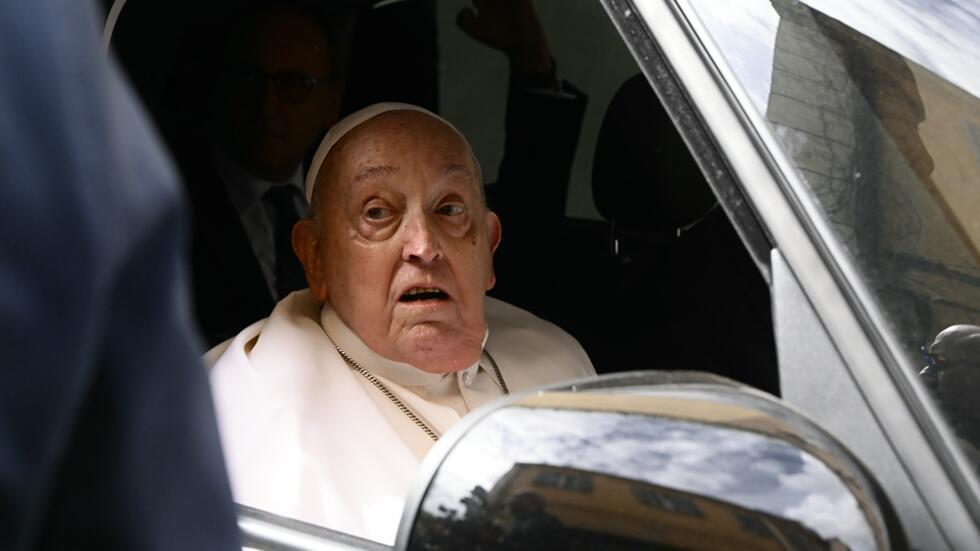 El papa Francisco se retira tras una visita a la prisión Regina Coeli, donde se reunió con unos 70 reclusos en el marco de las ceremonias del Jueves Santo en Roma, el 17 de abril de 2025