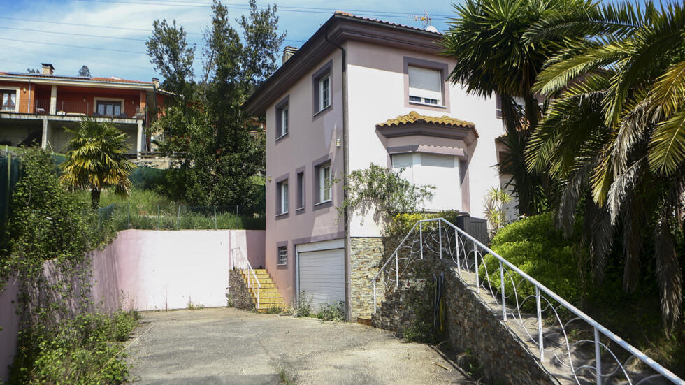 La casa donde la pareja alemana tuvo encerrados a sus hijos durante tres años, fotografiada el 30 de abril de 2025 en Fitora-Toleo, a las afueras de la ciudad de Oviedo, al norte de España