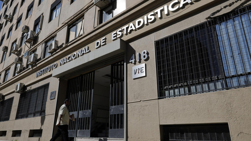 Un hombre entra a la sede del Instituto Nacional de Estadísticas (INE) en Santiago el 17 de marzo de 2025.
