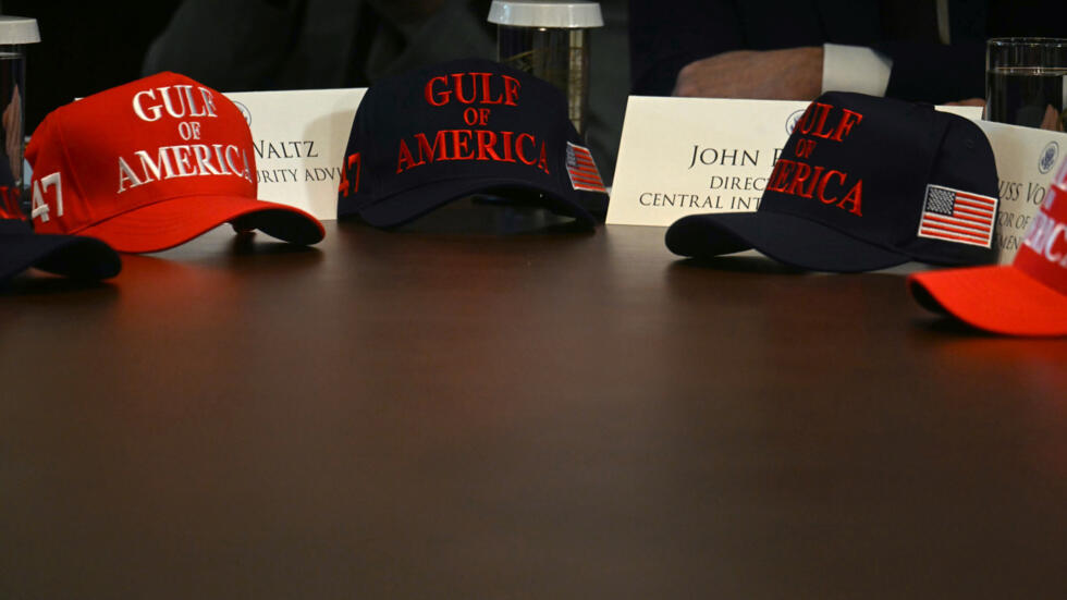 Gorras con el lema Golfo de América durante una reunión del gabinete del presidente estadounidense Donald Trump en la Casa Blanca el 30 de abril de 2025