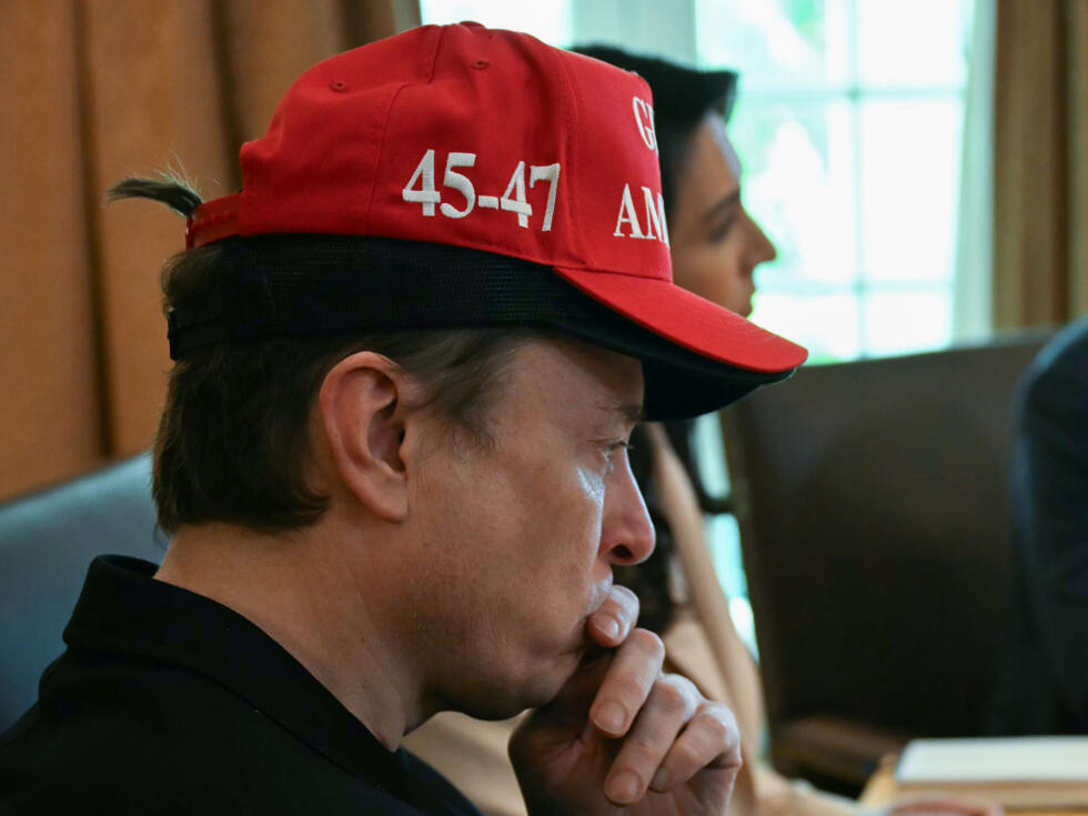 Elon Musk con dos gorras durante una reunión del gabinete del presidente estadounidense Donald Trump en la Casa Blanca el 30 de abril de 2025