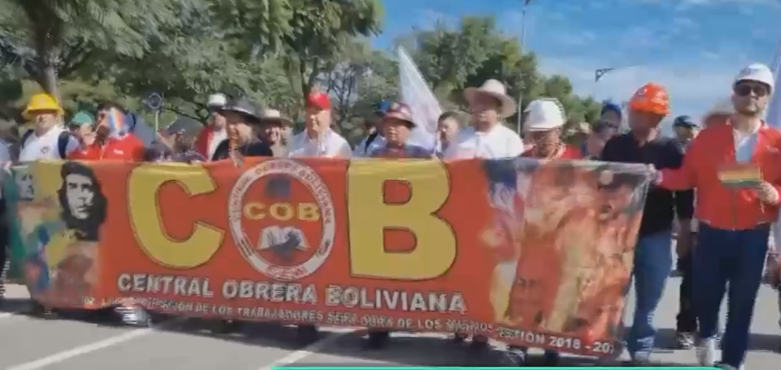 Arce lidera la marcha por el Día del Trabajo.