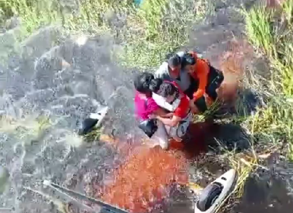 El momento del rescate de los cinco sobrevivientes. / Foto: Eju.tv.
