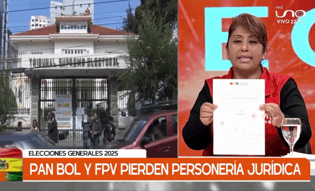 La presidenta de Pan-Bol muestra el documento del TSE que supuestamente avala su vigencia. Foto: red UNO.