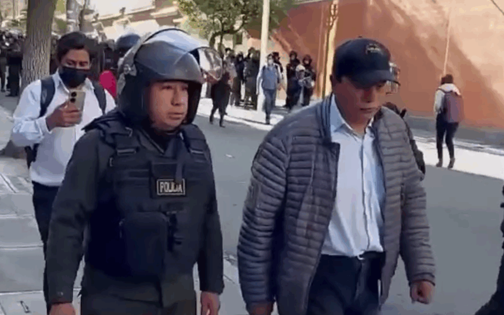 ¿Quién es el hombre que llegó al TSE en medio de la protesta evista?