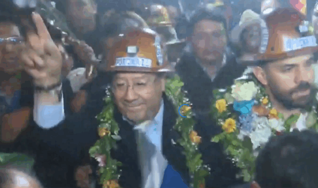 El presidente Luis Arce a su llegada al TSE. / Foto: Captura de video.