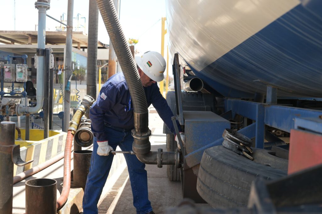 Carga de combustibles en la planta de Arica, Chile. Foto YPFB.