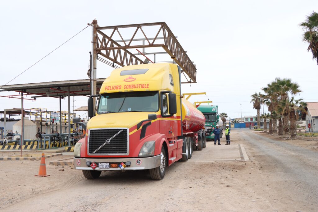 Despacho de carburantes en Arica. / Foto: YPFB.