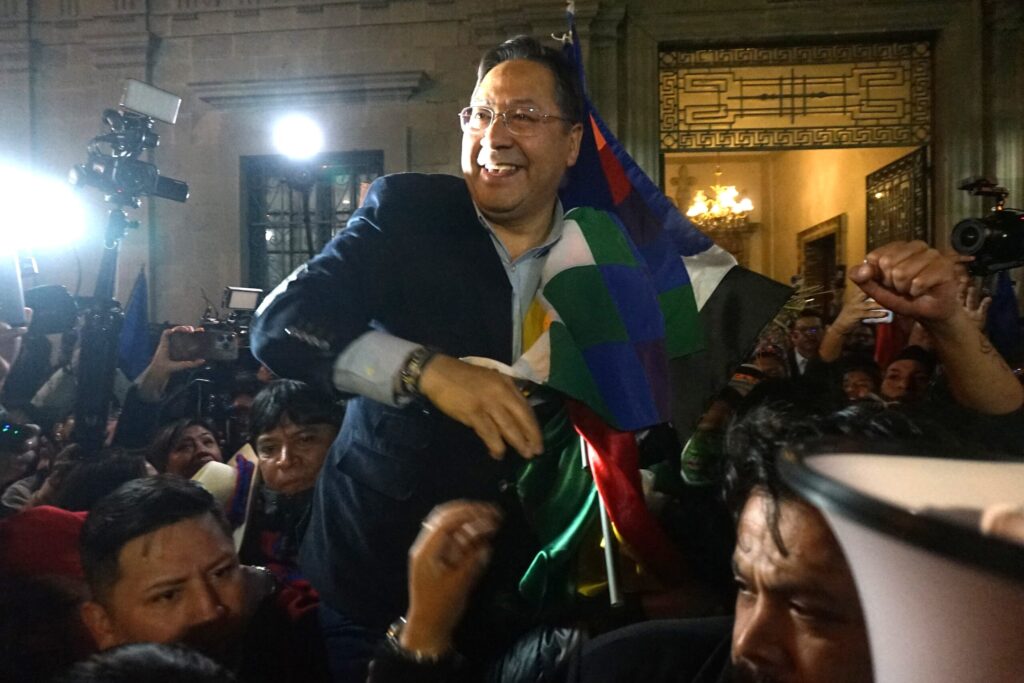 El presidente Luis Arce saluda a sus seguidores en la puerta de Palacio Quemado. / Foto: ABI